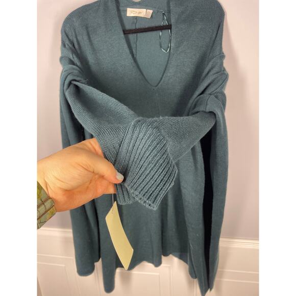 NWT, RD Style, Size Small (4-6), Green Knit Poncho Sweater, Lightweight Pullover - Picture 4 of 6